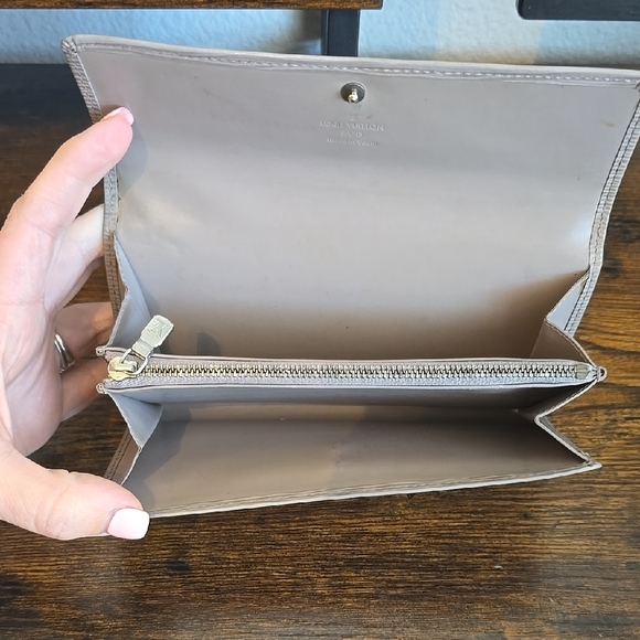 LV Epi Sarah Wallet - Picture 9 of 15